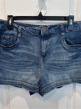 SO Brand Juniors/Women’s Cuffed Hem Size 17 Stretch Low-Rise Denim Shorts